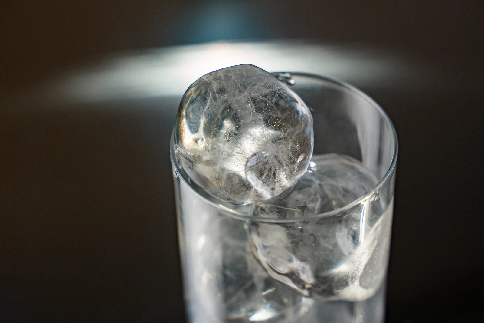 Glaçons transparents premium destinés aux cocktails