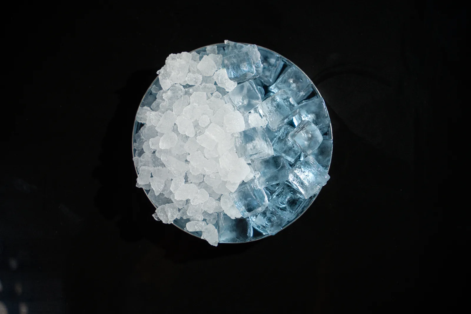 Vue de dessus de glace pilée et de glaçons cubes
