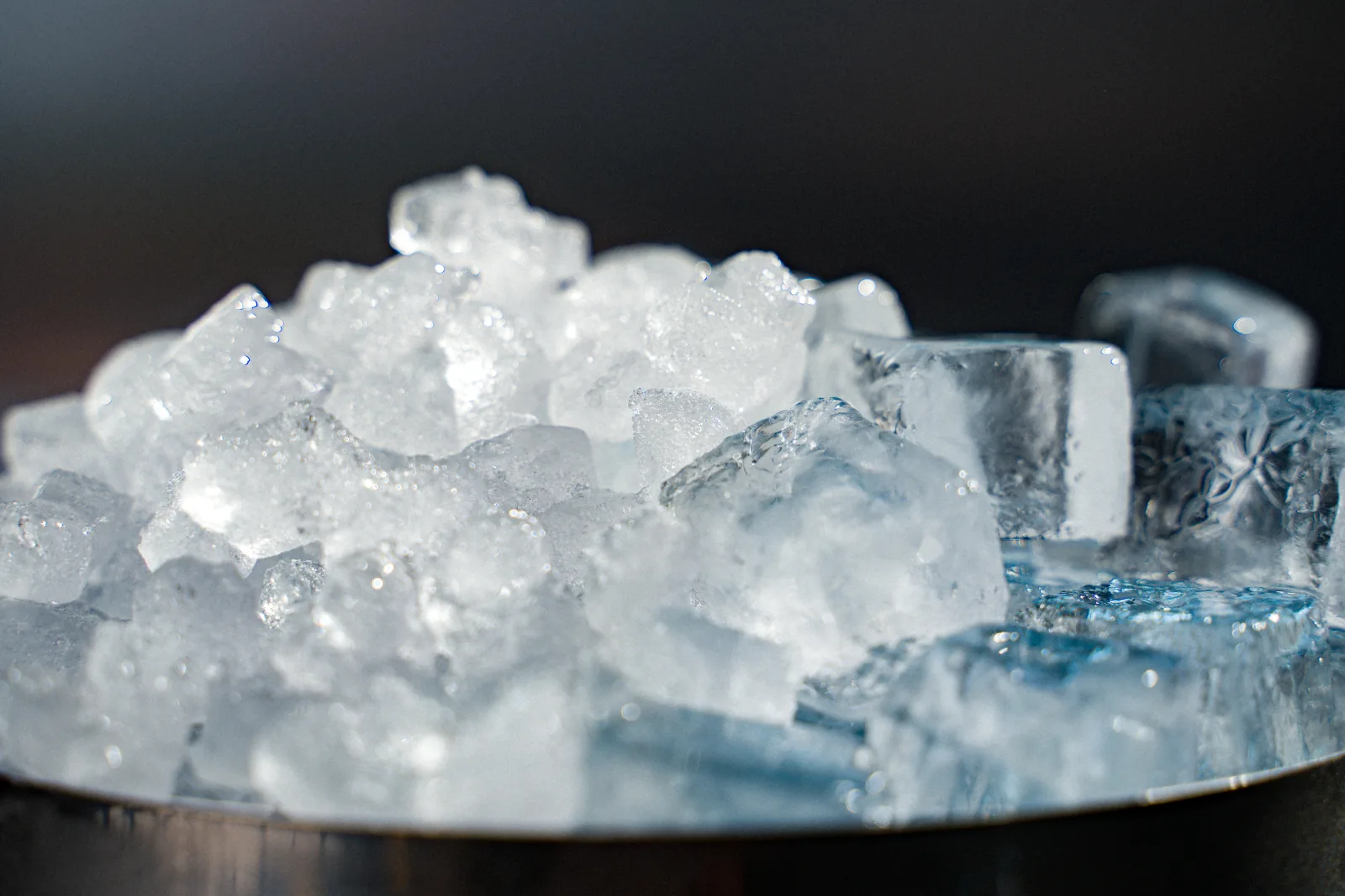 Glace pilée et glaçons cubes présentés sur un plateau
