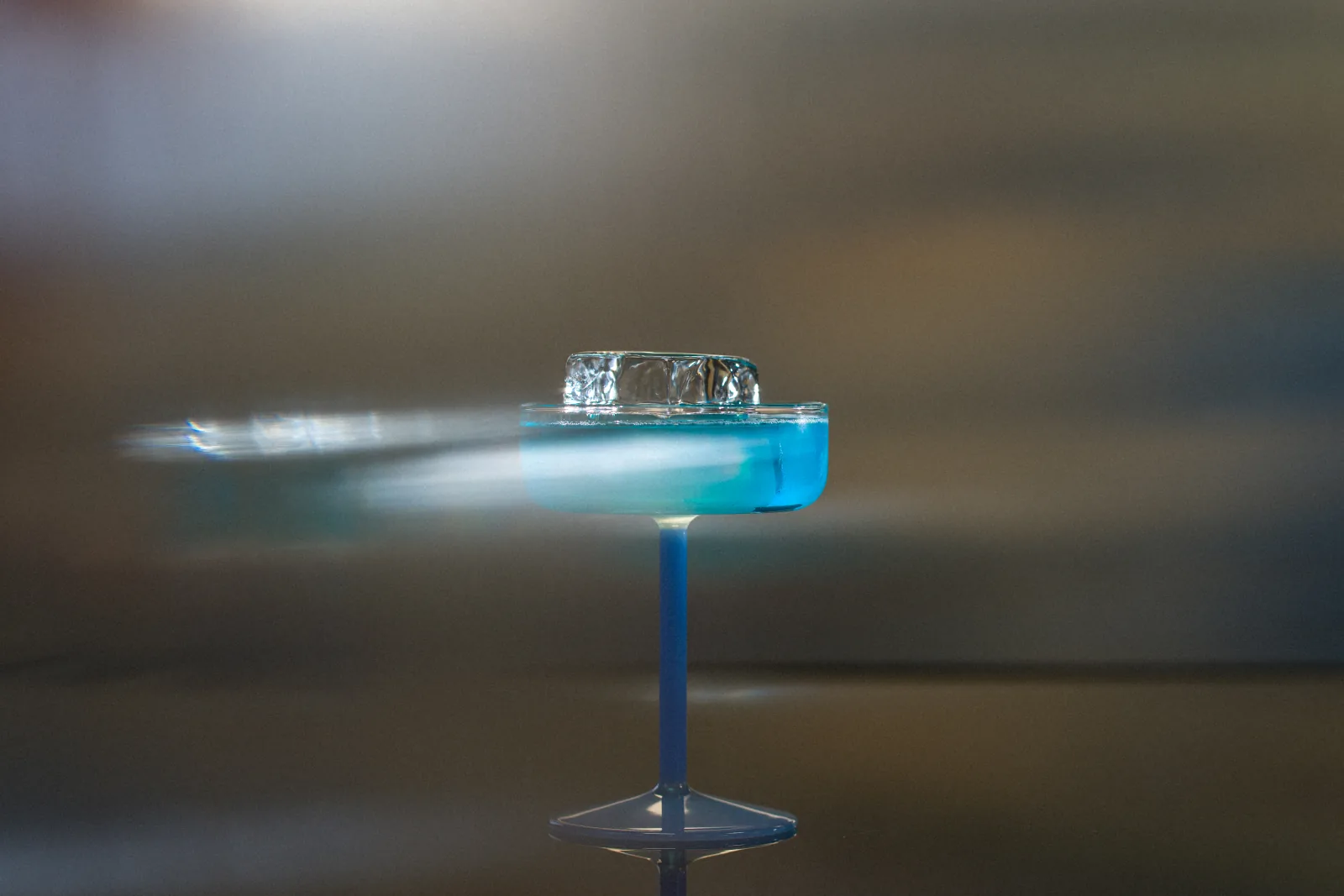 Cocktail rafraîchi par un glaçon transparent Les Manchots