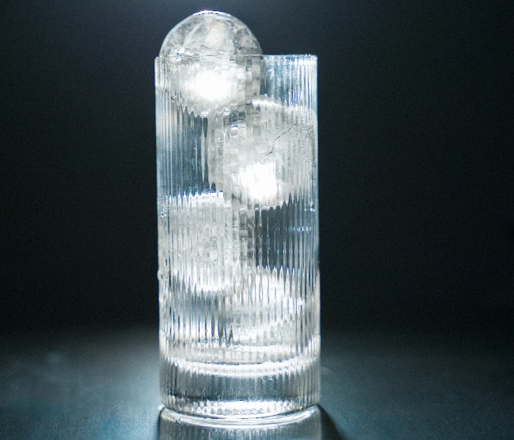 Cocktail servi avec de grands glaçons transparents