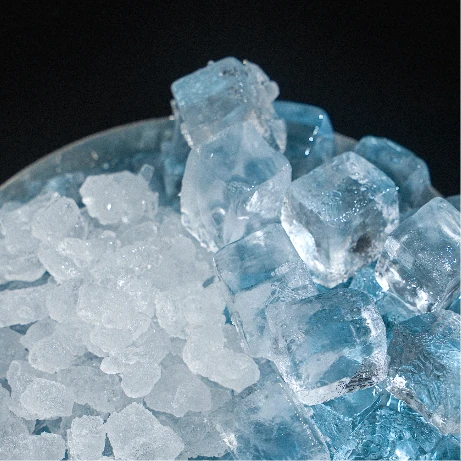 Glace pilée et glaçons cubes prêts à être livrés