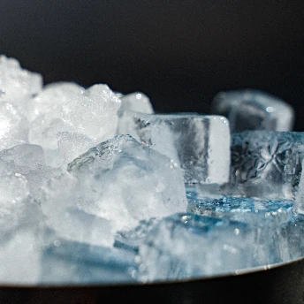 Glace pilée et glaçons cubes transparents