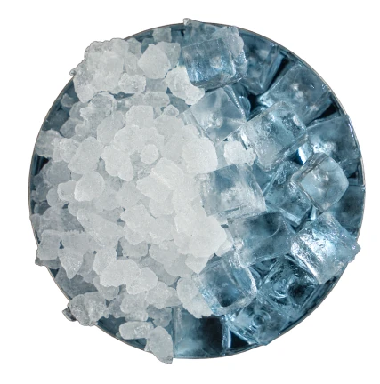 Plateau de glace pilée et de glaçons cubes