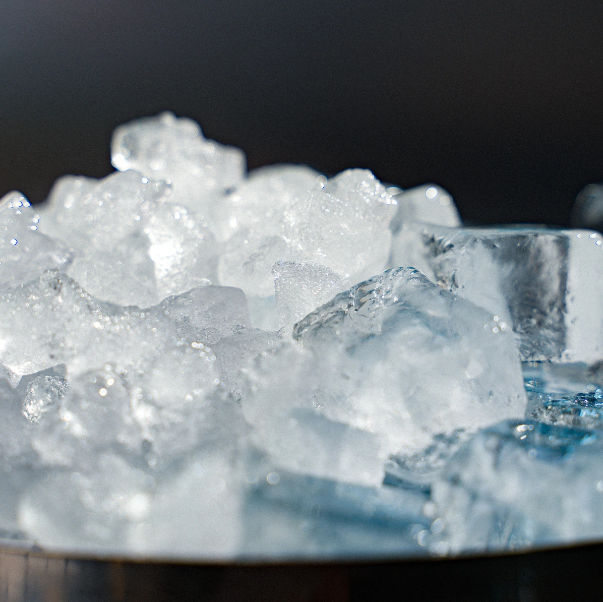 Glace pilée régulière et glaçons transparents
