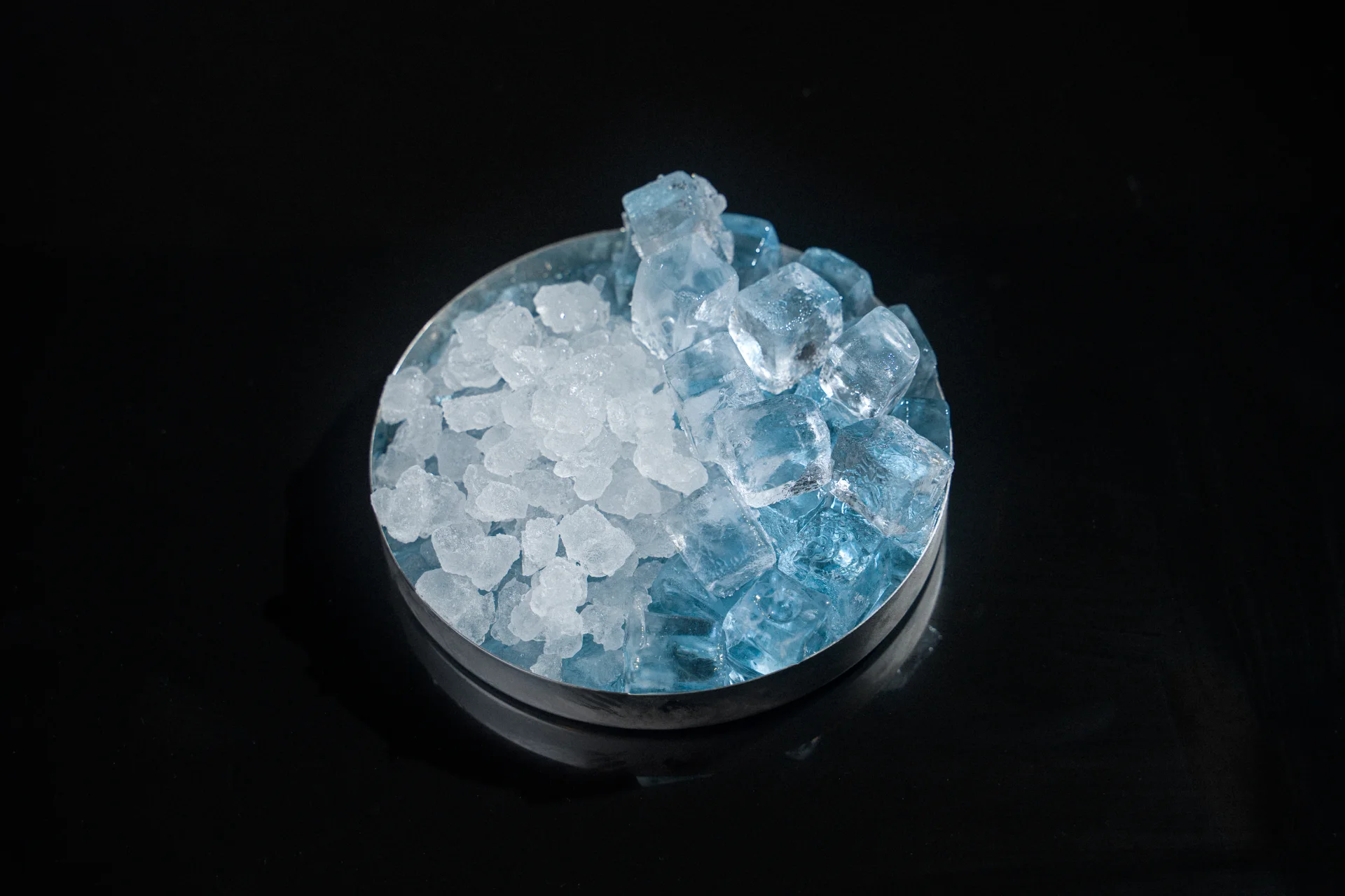 Plateau de glaçons cubes transparents et de glace pilée