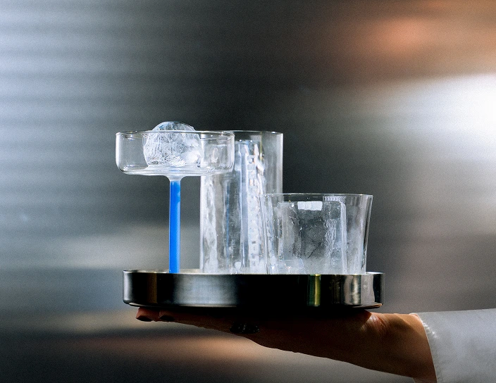 Plateau de glaçons transparents présenté pour le service