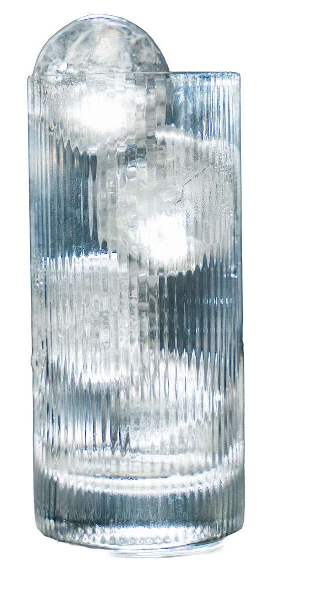 Sphère Clear Ice transparente dans un verre